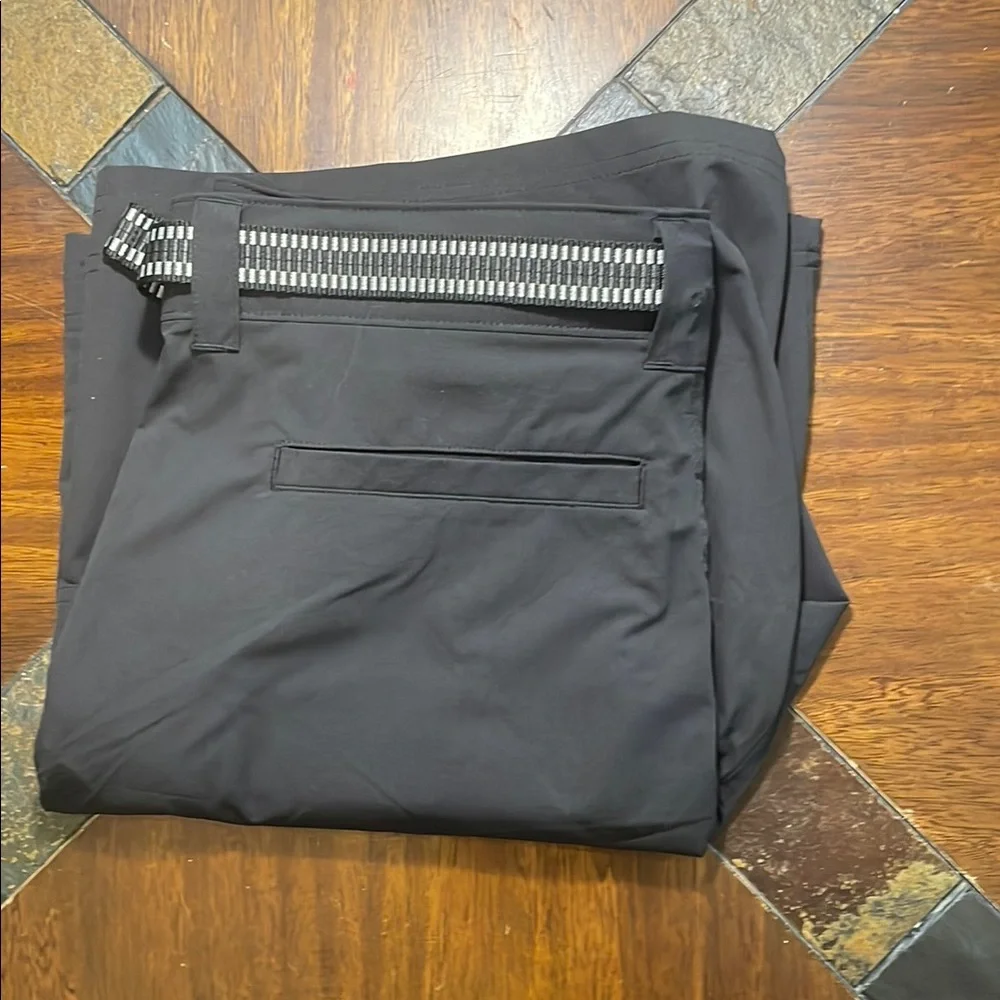 Orvis Men's Black Cargo Shorts Size 34 W/4 way stretch comfort waist band NWT.